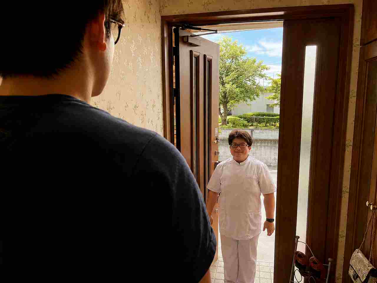 ご自宅で安心して施術を受けられる様子